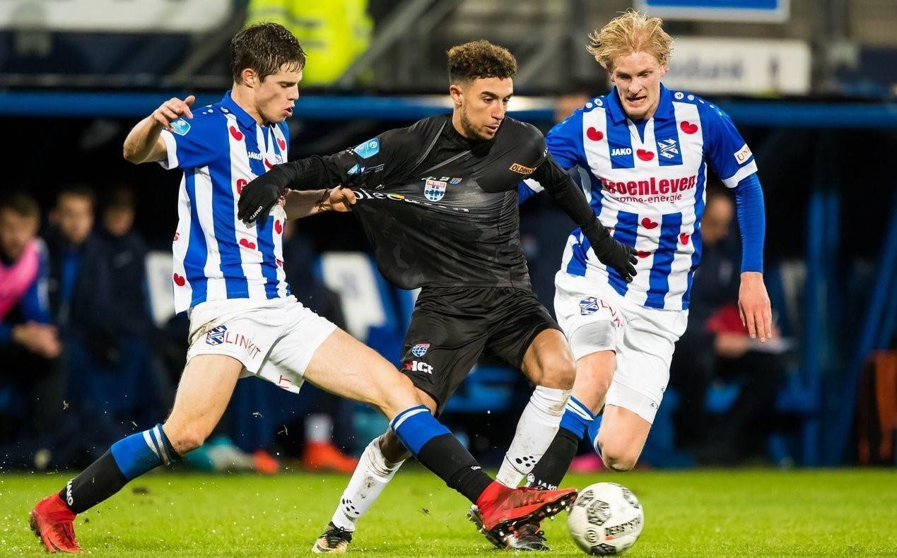 持在攻防两 持在攻防两