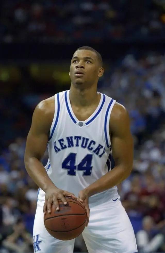 现出强大的 现出强大的